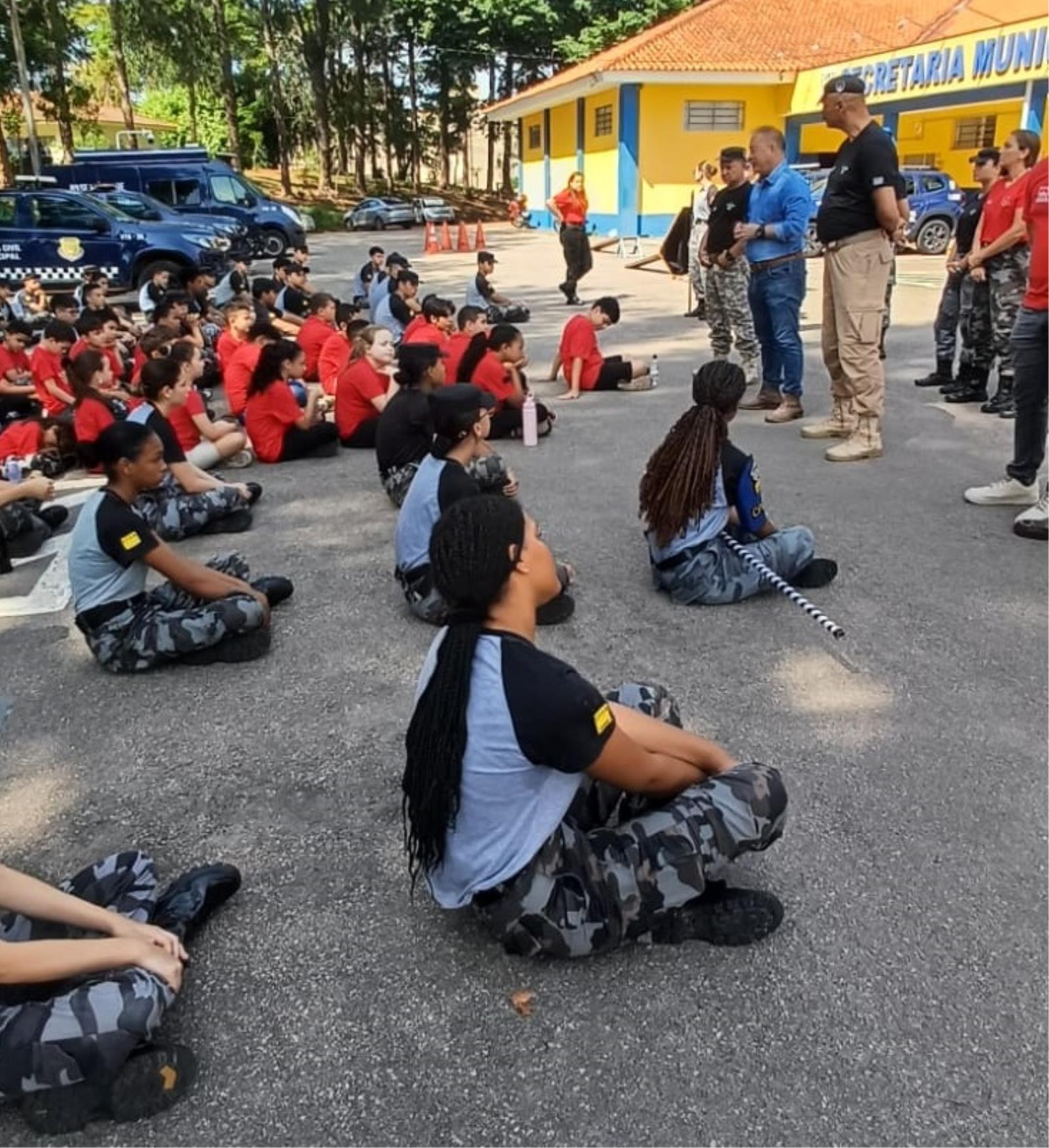 Alunos de cursos preparatórios visitam GCM e Defesa Civil de Bragança Paulista (4)