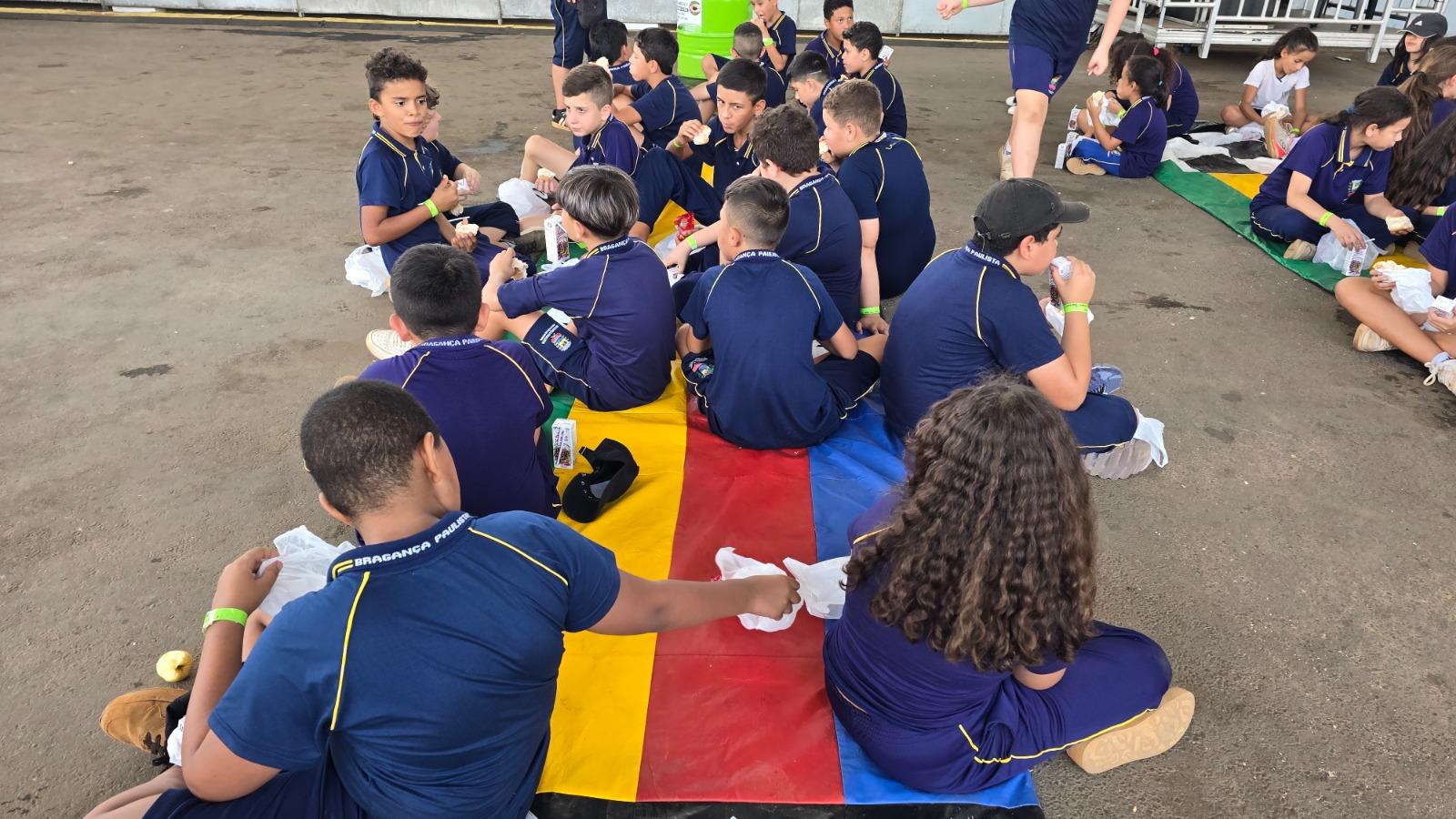 Educa&ccedil;&atilde;o e divers&atilde;o marcam visita de estudantes ao recinto da 59&ordf; Expoagro e 32&ordf; Festa do Pe&atilde;o (2)