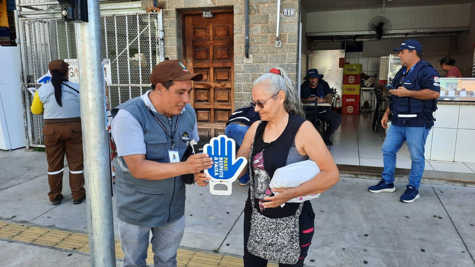 Travessia segura ganhou destaque em a&ccedil;&atilde;o que ocupou ruas e avenidas Foto 02