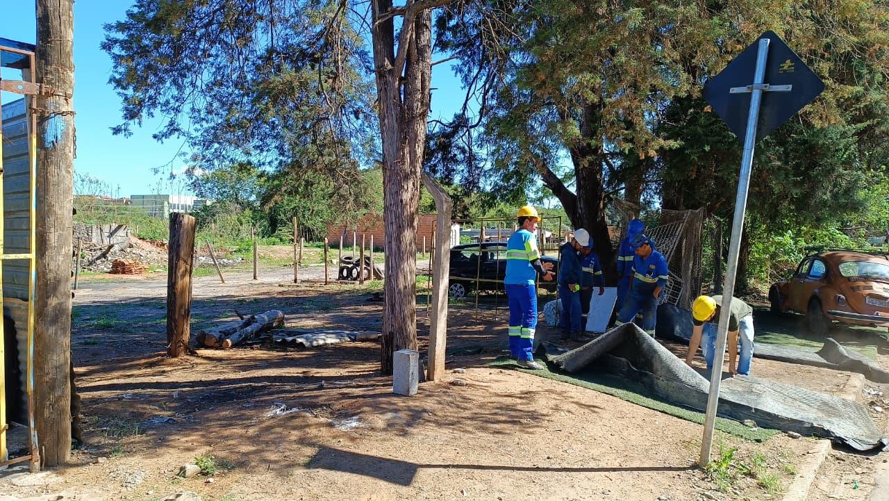 Prefeitura de Bragança Paulista presta apoio em ação judicial de reintegração de posse em terreno particular no Jardim Fraternidade (2)