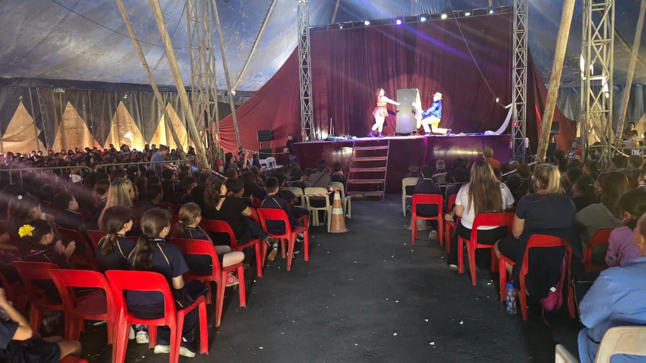 Alunos da rede municipal participam de espet&aacute;culo do Circo Las Vegas (3)