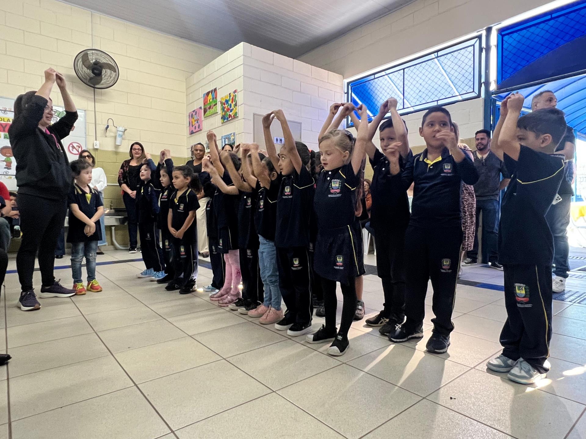 Prefeitura entrega reforma e amplia&ccedil;&atilde;o da Escola Municipal Prof&ordf; Dalva Carmignotto da Gra&ccedil;a e distribui kits e uniform (3)
