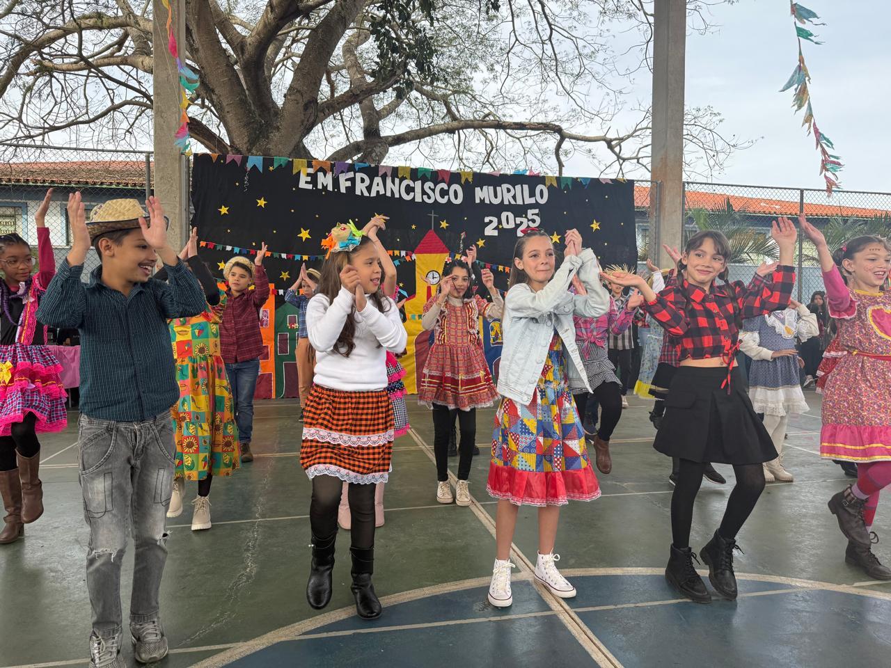 Escolas municipais levam apresentações juninas à Feira Noturna de Bragança Paulista (2)