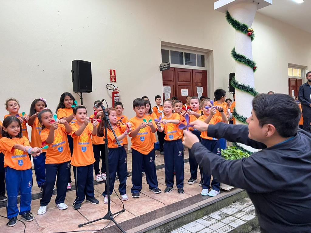 14.12.2022 Cantata de Natal do Projeto Musicalizando encanta público no Paço Municipal (2)
