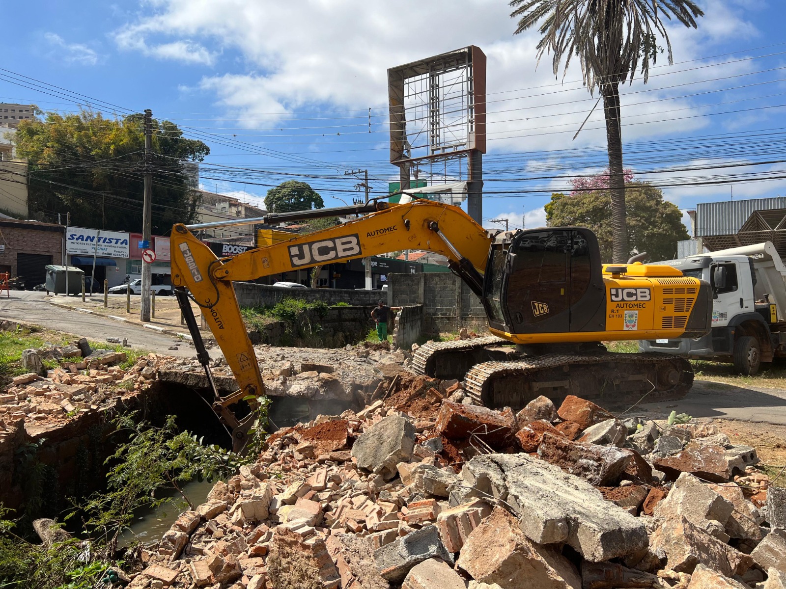 Ponte da Rua 19 de Abril &eacute; demolida em a&ccedil;&atilde;o do programa &ldquo;De Olho na Chuva&rdquo; (2)