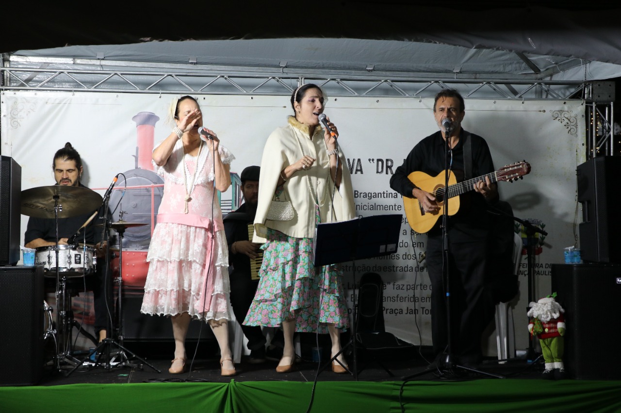 30.11.2022 Locomotiva que impulsionou o progresso de Bragan&ccedil;a Paulista recebe decora&ccedil;&atilde;o natalina (2)