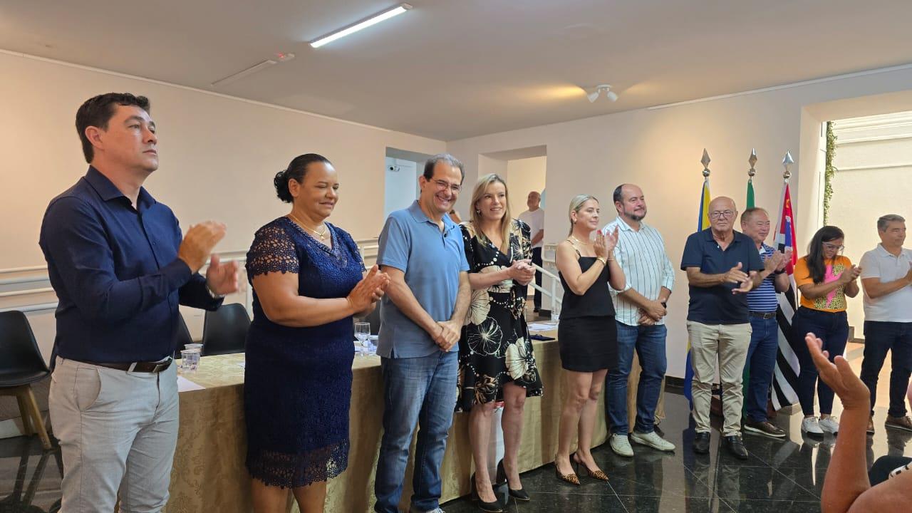 Ato de homenagem a pessoas que denominaram vias p&uacute;blicas em 2025 &eacute; realizado (3)