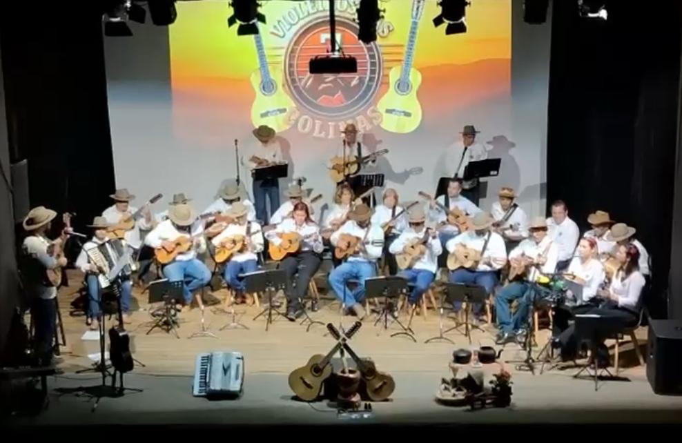 Orquestra Violeiros das 7 Colinas emociona e levanta o público no Teatro Carlos Gomes em Bragança Paul