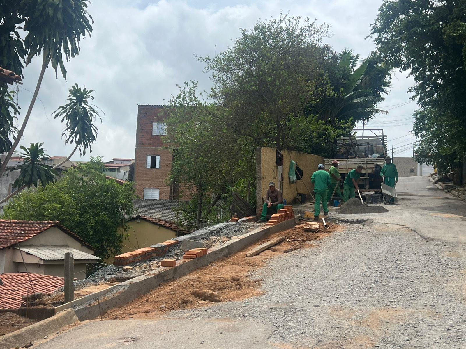 Muro de conten&ccedil;&atilde;o em gabi&atilde;o garante seguran&ccedil;a na Rua Gilberto Augusto Mendes Foto 03