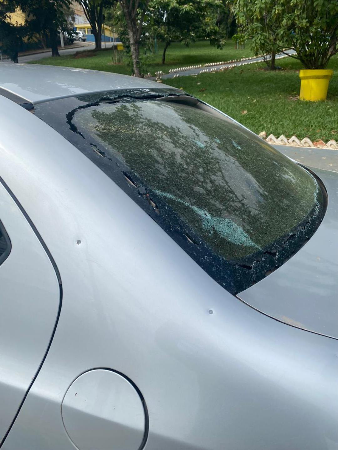 Ve&iacute;culo com marcas de disparos &eacute; encontrado abandonado no Jardim Recreio Foto 03