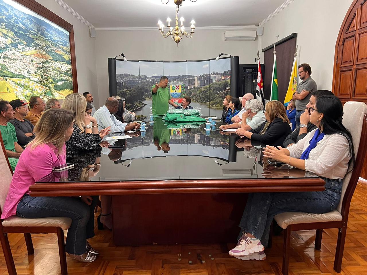 Prefeitura realiza entrega de agasalhos de inverno aos funcion&aacute;rios da Secretaria de Servi&ccedil;os (4)