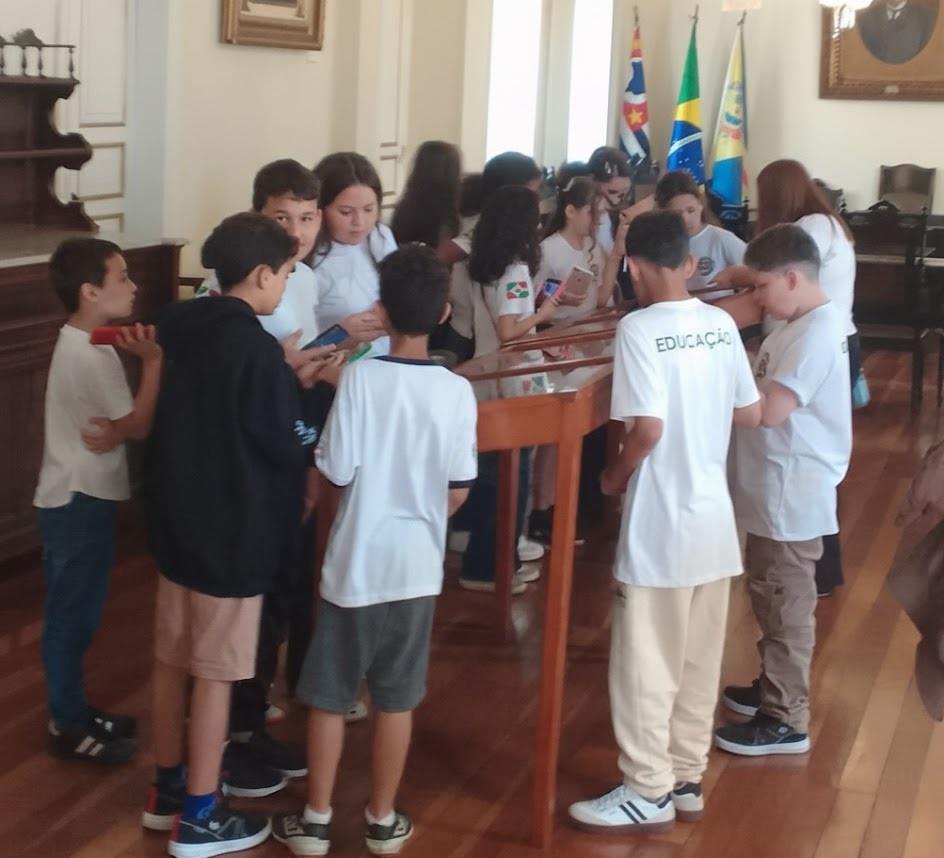 Alunos de Pedra Bela visitam o Museu Municipal Oswaldo Russomano e vivenciam