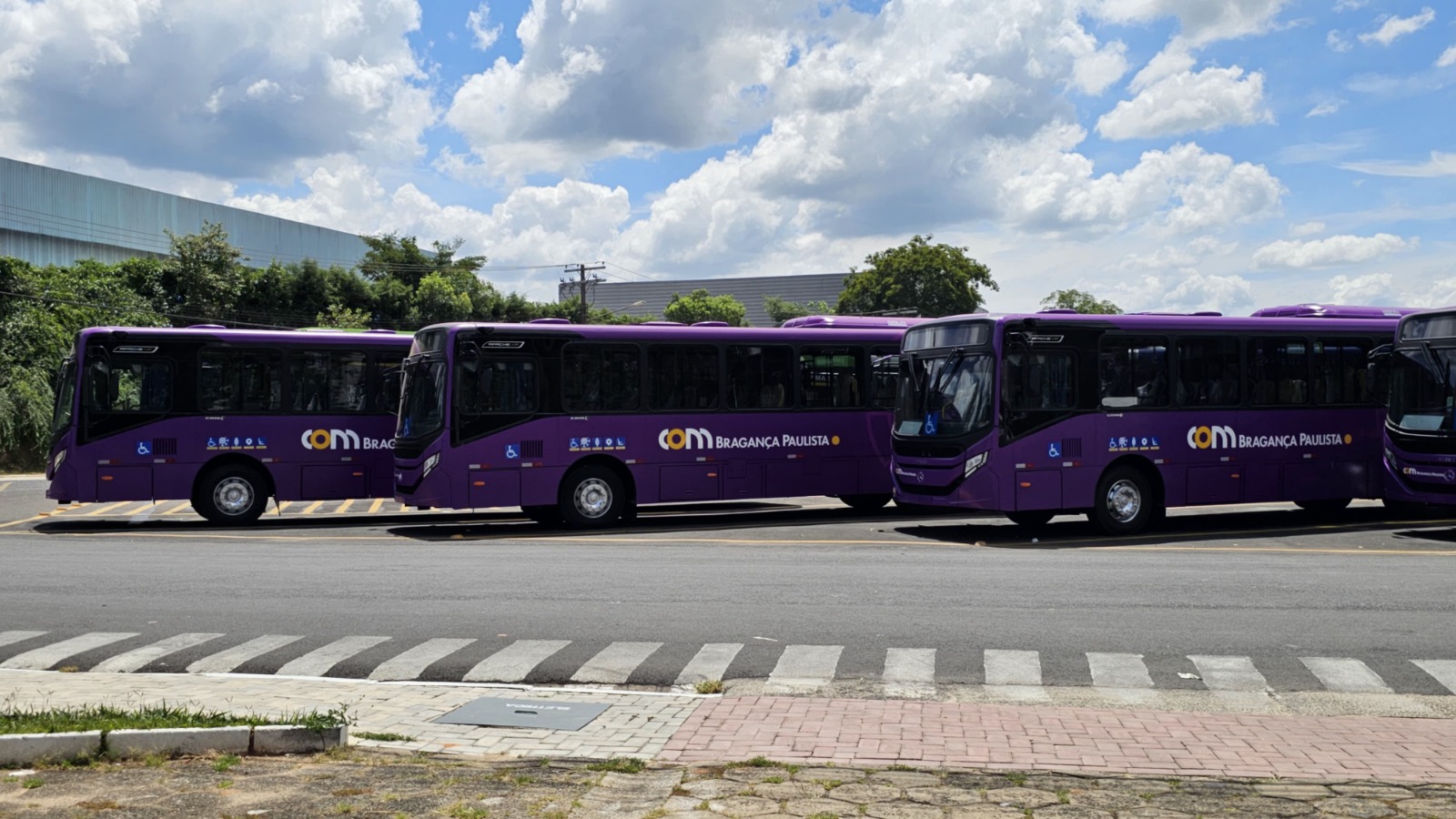 Comitiva de Bragan&ccedil;a visitou f&aacute;brica do modelo do novo &ocirc;nibus em mar&ccedil;o 03