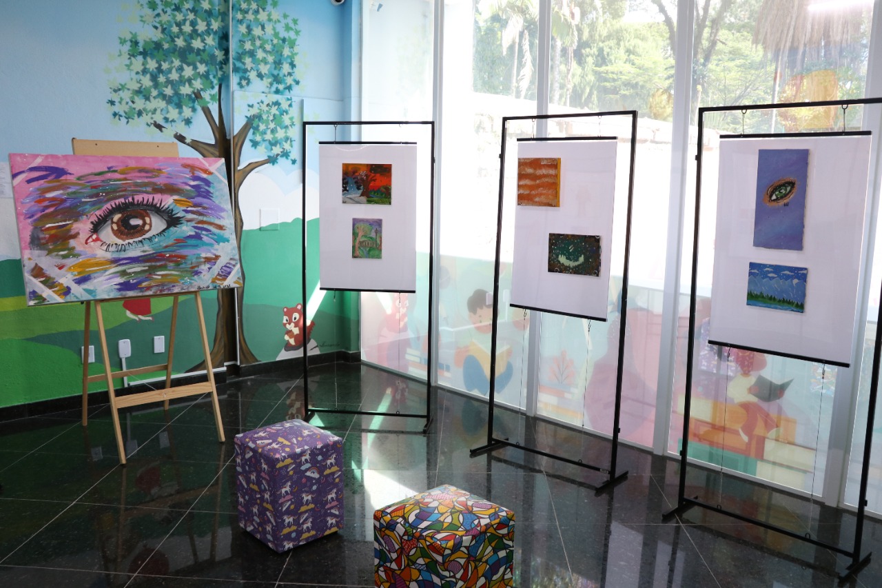 16.05.2022 Biblioteca Municipal recebe exposi&ccedil;&atilde;o de pintura infantil (3)