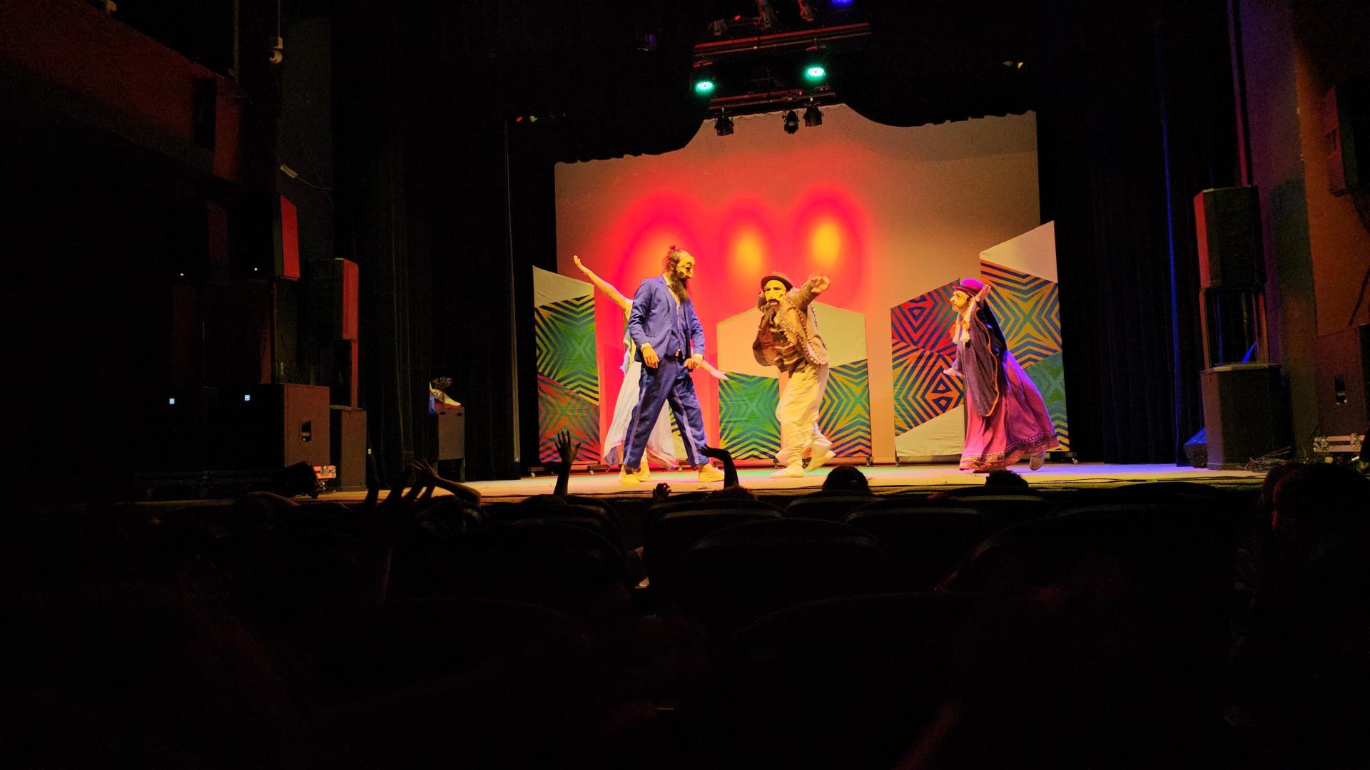 Alunos da Rede Municipal assistem ao espet&aacute;culo infantil Maria Luz (3)