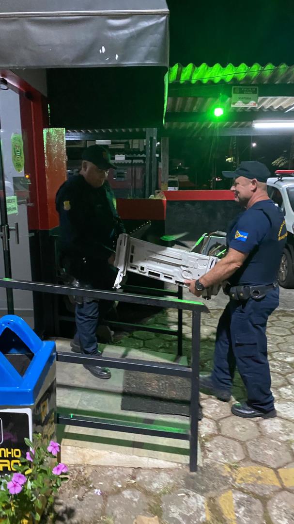 Tr&ecirc;s homens s&atilde;o presos em flagrante por furto em estabelecimento comercial Foto 03