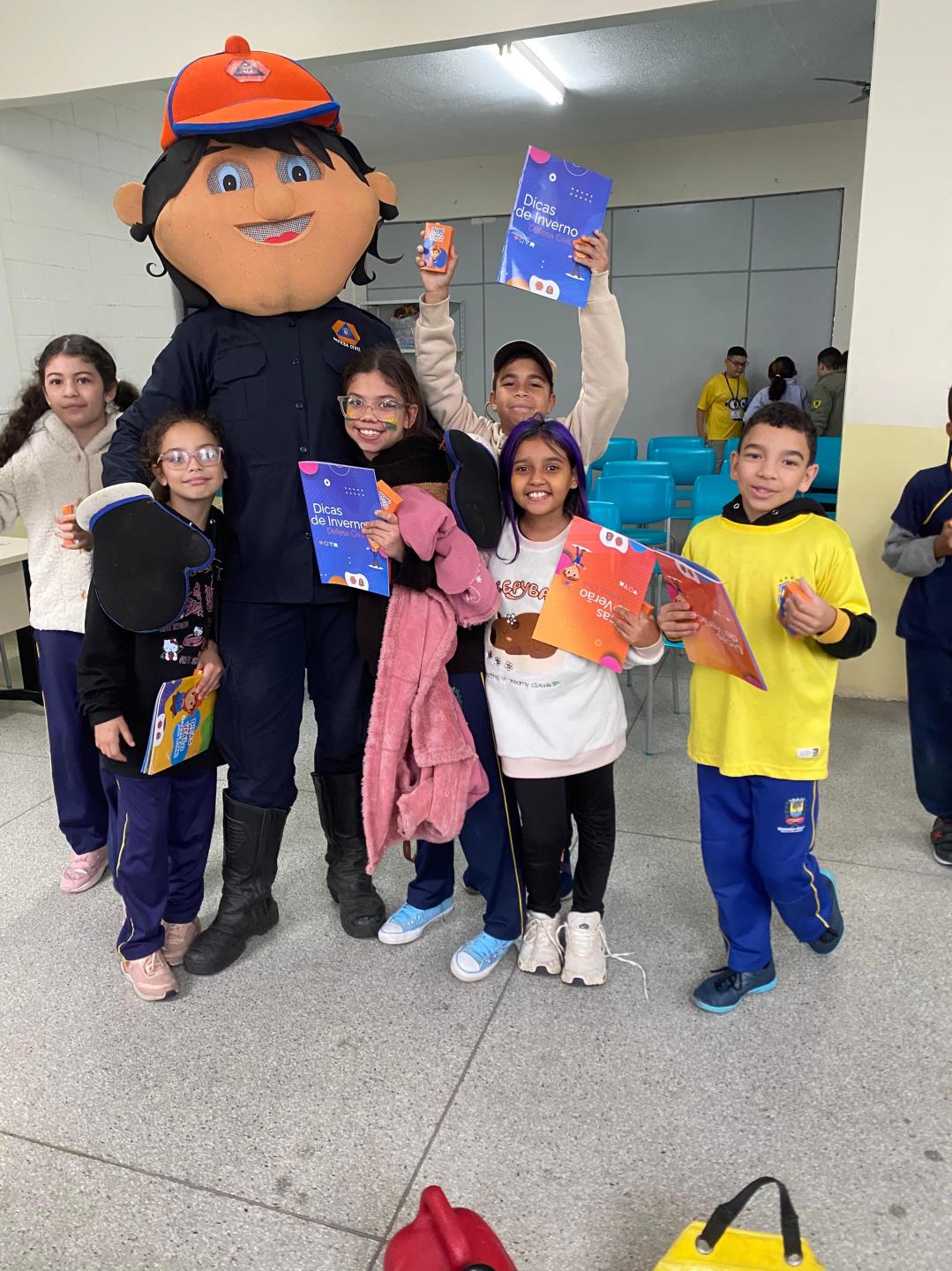 Cão Barney, da GCM, participa de ação educativa em escola municipal 03