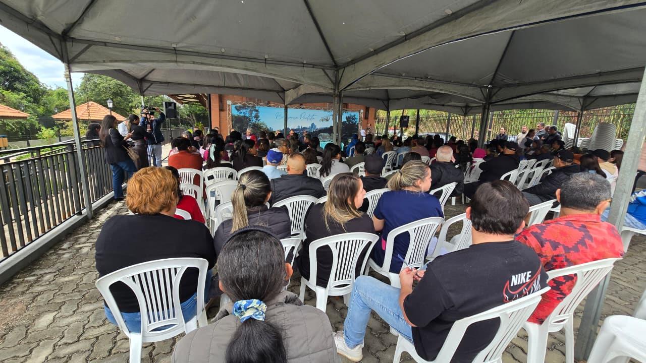 Fam&iacute;lias contempladas em conjunto habitacional participam da assinatura dos contratos nesta ter&ccedil;a-feira, 26 Foto 03
