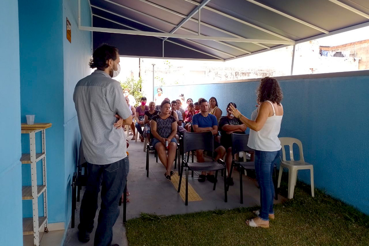 Equipe do CRAS &Aacute;guas Claras se re&uacute;ne com moradores do bairro  (2)