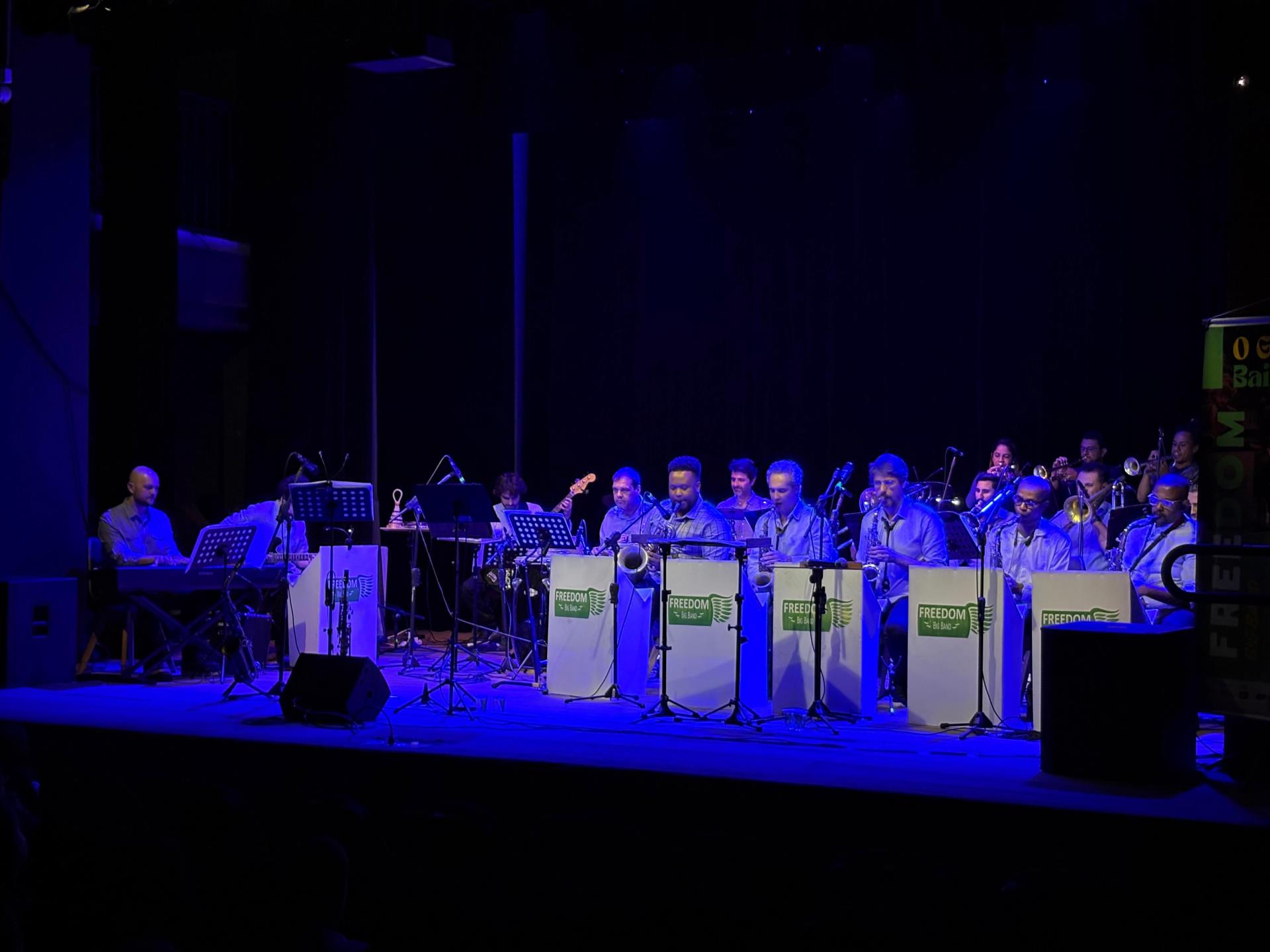 Teatro Carlos Gomes lotado e público emocionado Bragança