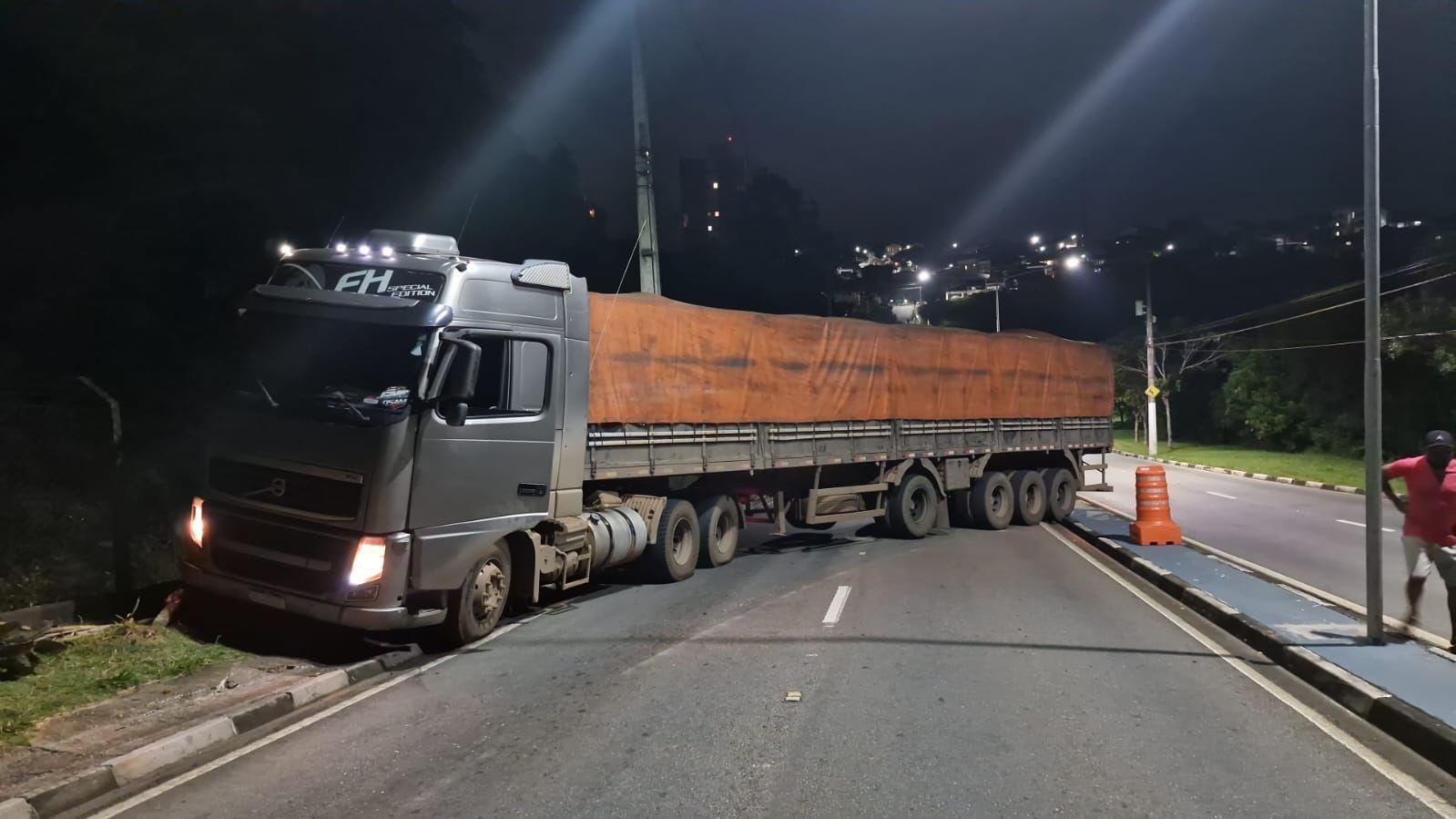 Atenção motoristas carreta bloqueia trecho da Avenida Norte-Sul e trânsito é desviado (2)