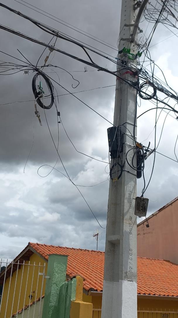 Empresas de telecomunica&ccedil;&otilde;es s&atilde;o notificadas por fios soltos em postes Fio solto 3