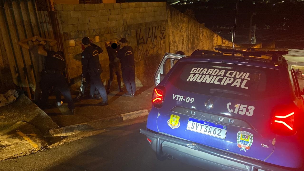 GCM apreende entorpecentes durante patrulhamento em im&oacute;vel abandonado no Bairro da Penha (4)