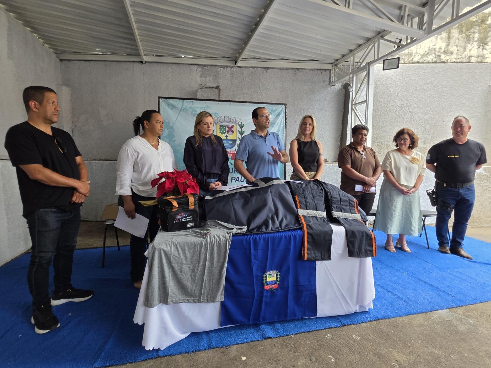 3 Administração entrega novas jaquetas aos motoristas do Programa de Transporte Agendado