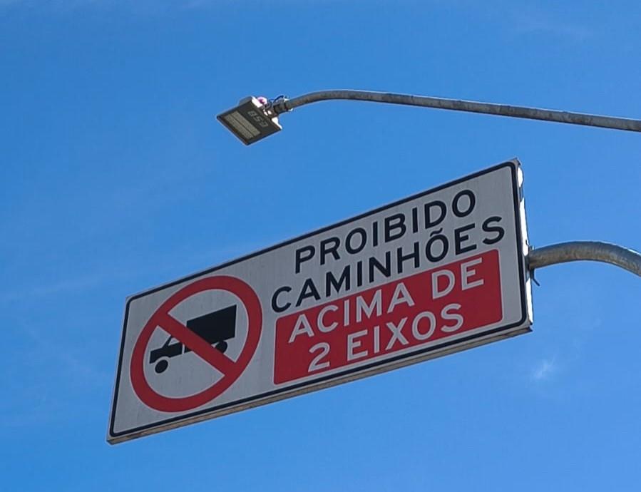 Carreta bloqueia via no Jardim São Lourenço (3)