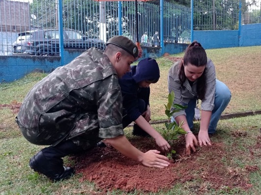 4 Escola Municipal Zitta de Melo Barbosa celebra o Dia da &Aacute;rvore com apresenta&ccedil;&otilde;es e plantio de mudas