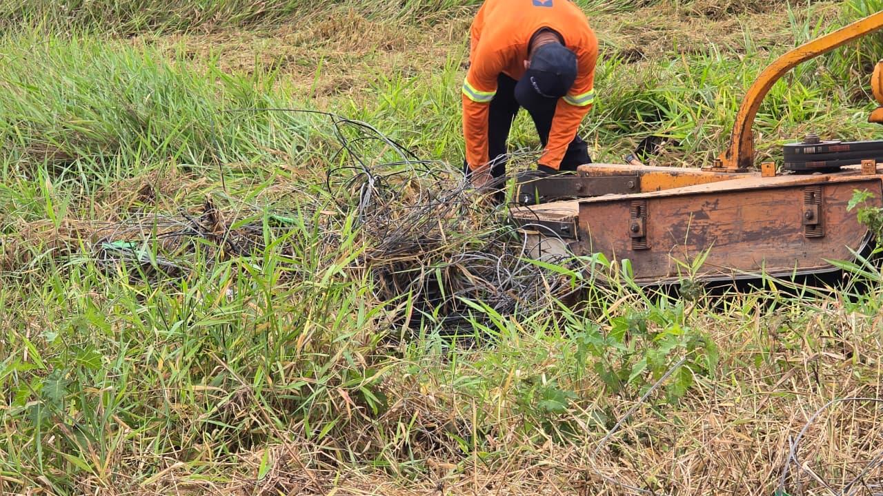 Prefeitura autua empresa por descarte irregular de fios telef&ocirc;nicos em &aacute;rea p&uacute;blica no Jardim &Aacute;guas Cla (4)