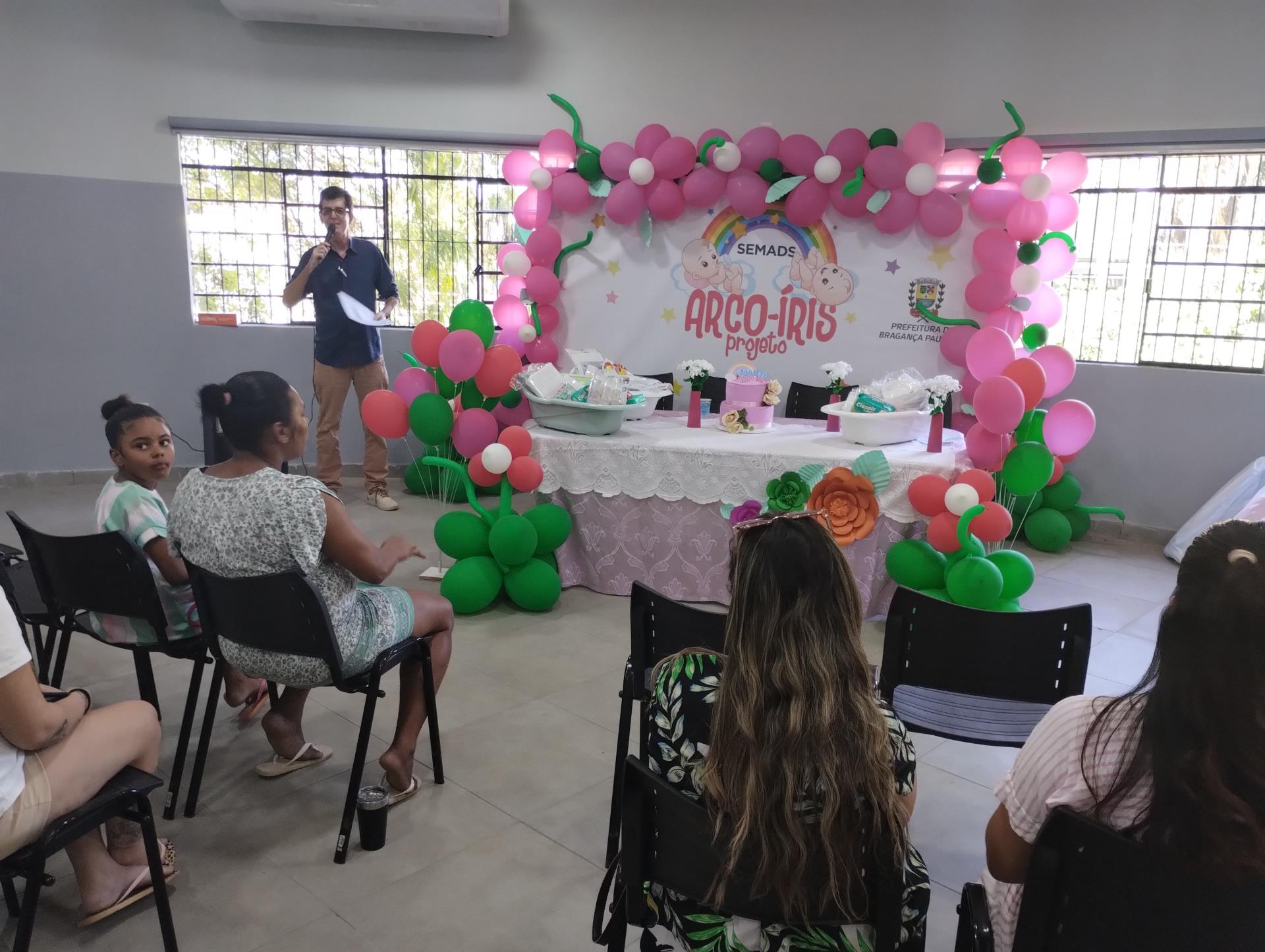 Prefeitura entrega kits de enxoval a gestantes no Projeto Arco-Íris (4)