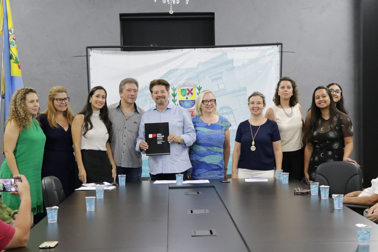 Prefeitura de Bragan&ccedil;a Paulista entrega escrituras de regulariza&ccedil;&atilde;o fundi&aacute;ria para moradore (4)