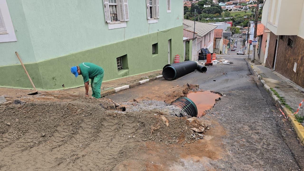 Secretaria Municipal de Servi&ccedil;os inicia obra de reconstru&ccedil;&atilde;o de tubula&ccedil;&atilde;o na Rua Ant&ocirc;nio da Cruz (8)