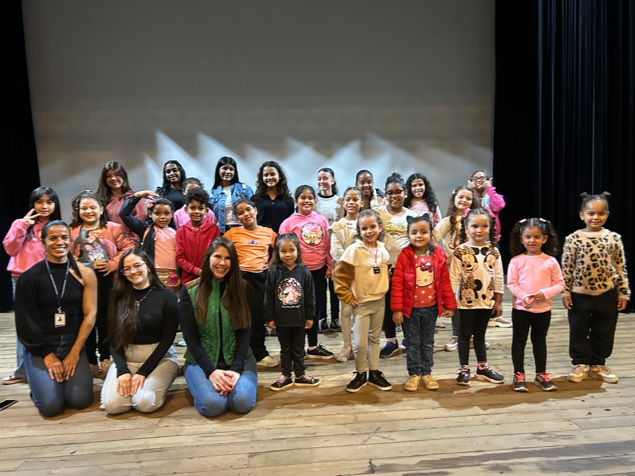 Crian&ccedil;as visitam o Centro Cultural Prefeito Jesus Abi Chedid e se encantam com o pa (5)