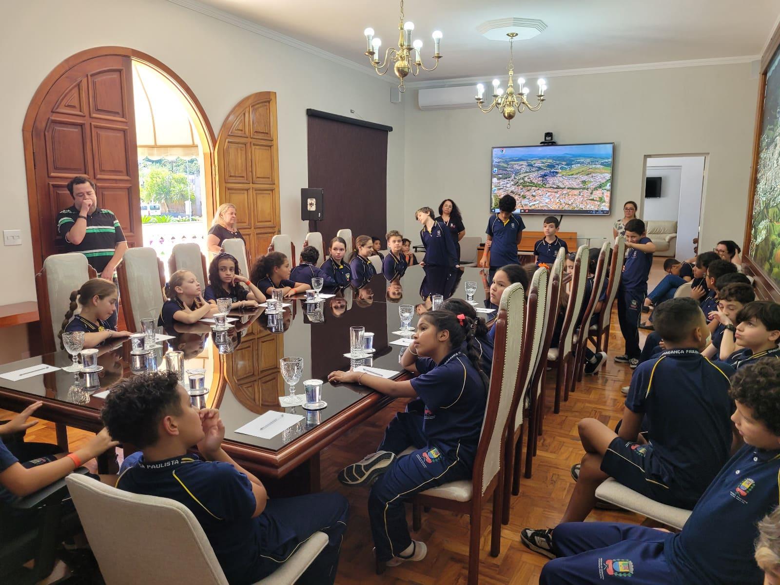 Alunos do 5º ano da E.M. Zitta de Mello Barbosa durante as atividades do Programa Turismo na Escola, em visita ao Paço Municipal (7)