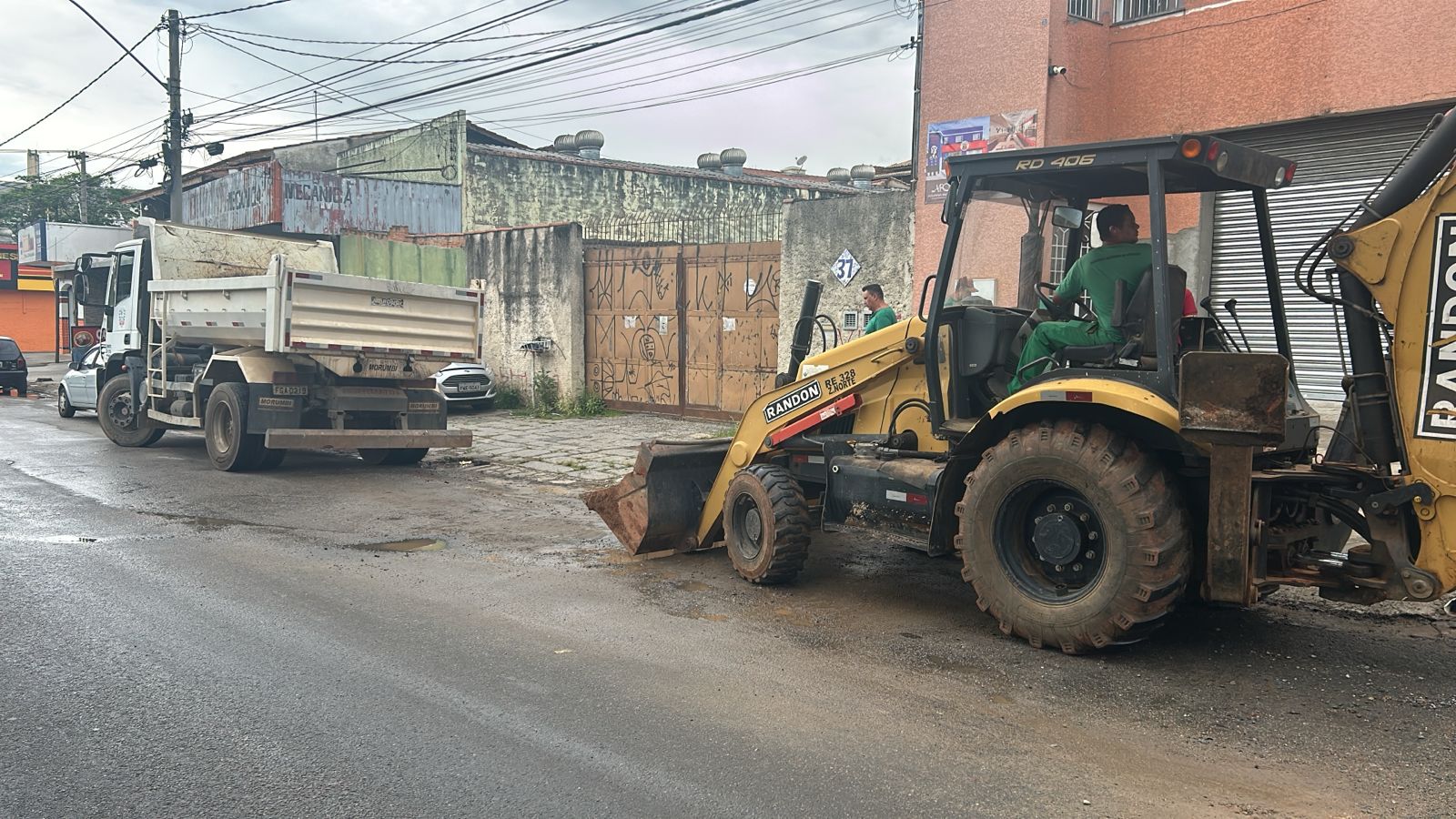 Comerciantes aprovam serviços de lavagem, limpeza e poda de árvores na Avenida Eusébio Savaio (4)