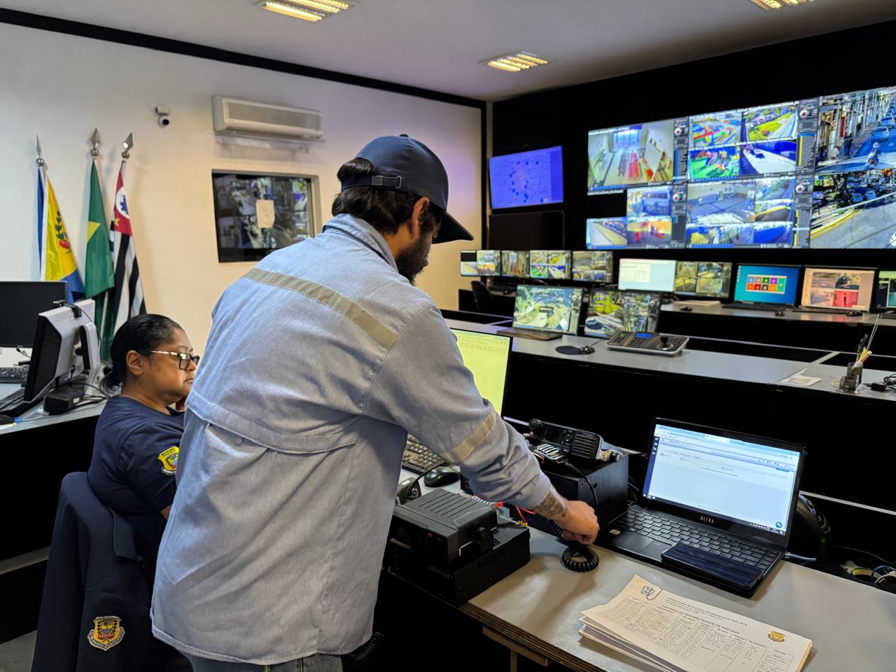 R&aacute;dio novo (aparelho maior) vai substituir modelo mais antigo 02