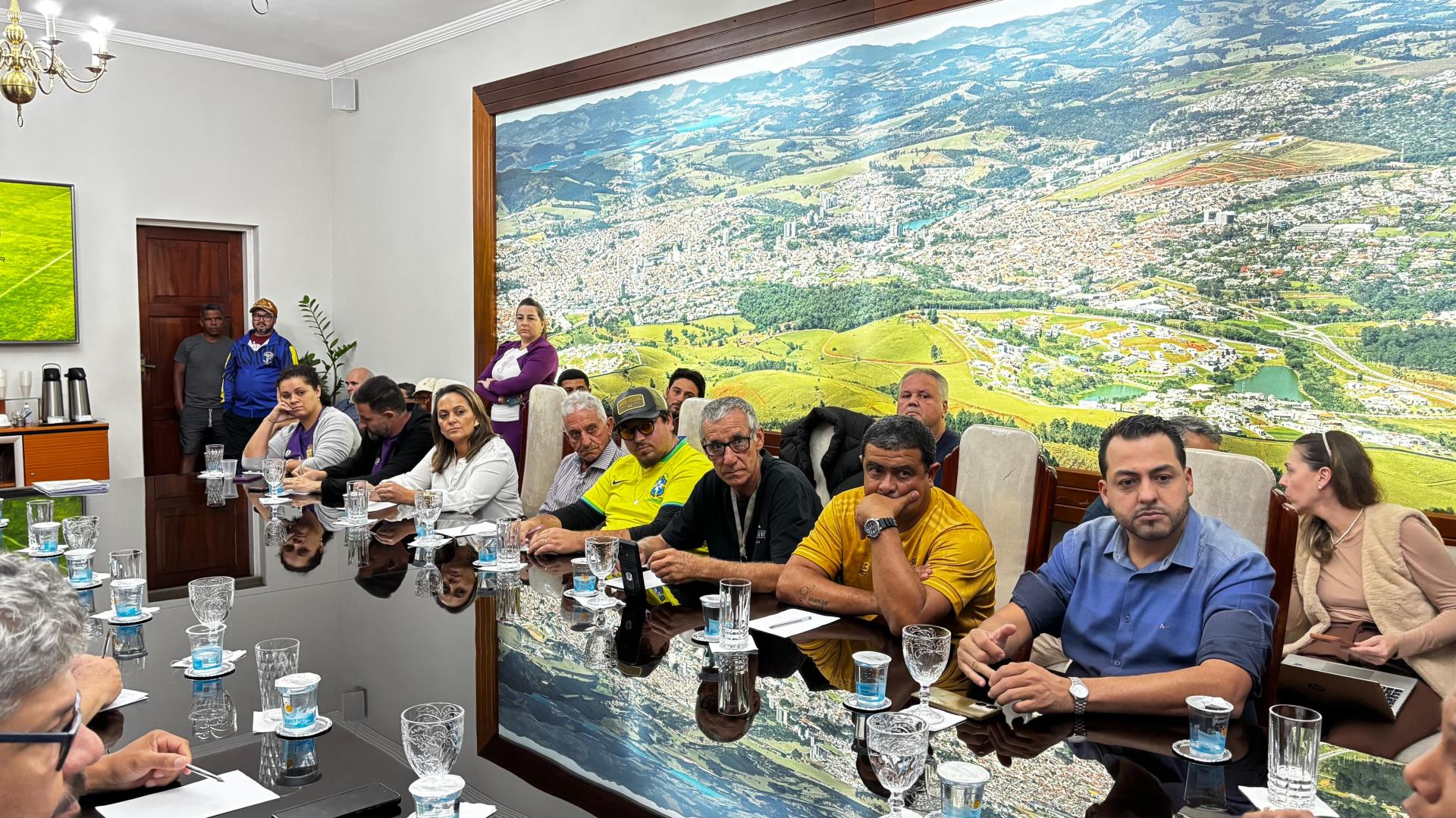 Clubes participam de reuni&atilde;o sobre concess&otilde;es de campos de futebol   Foto 05