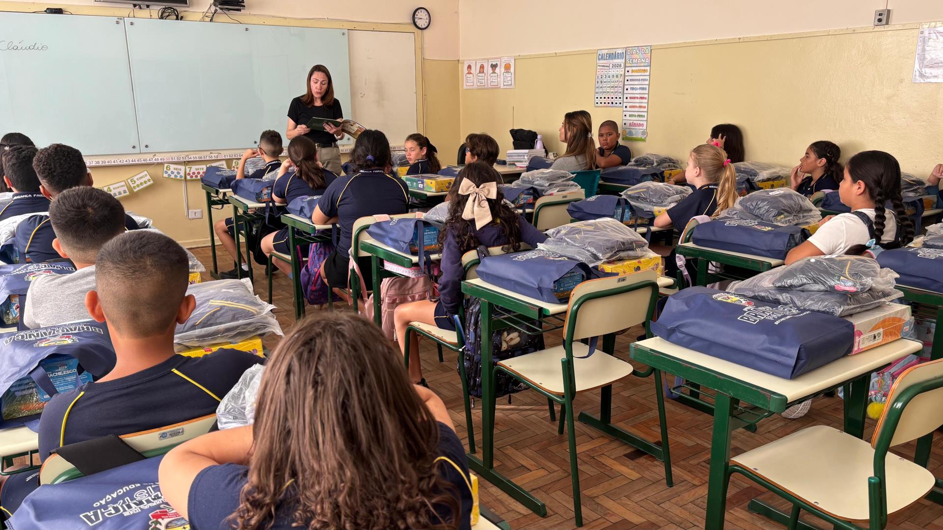 Ano letivo na rede municipal tem in&iacute;cio com entrega in&eacute;dita de kits completos aos estudantes Foto 03