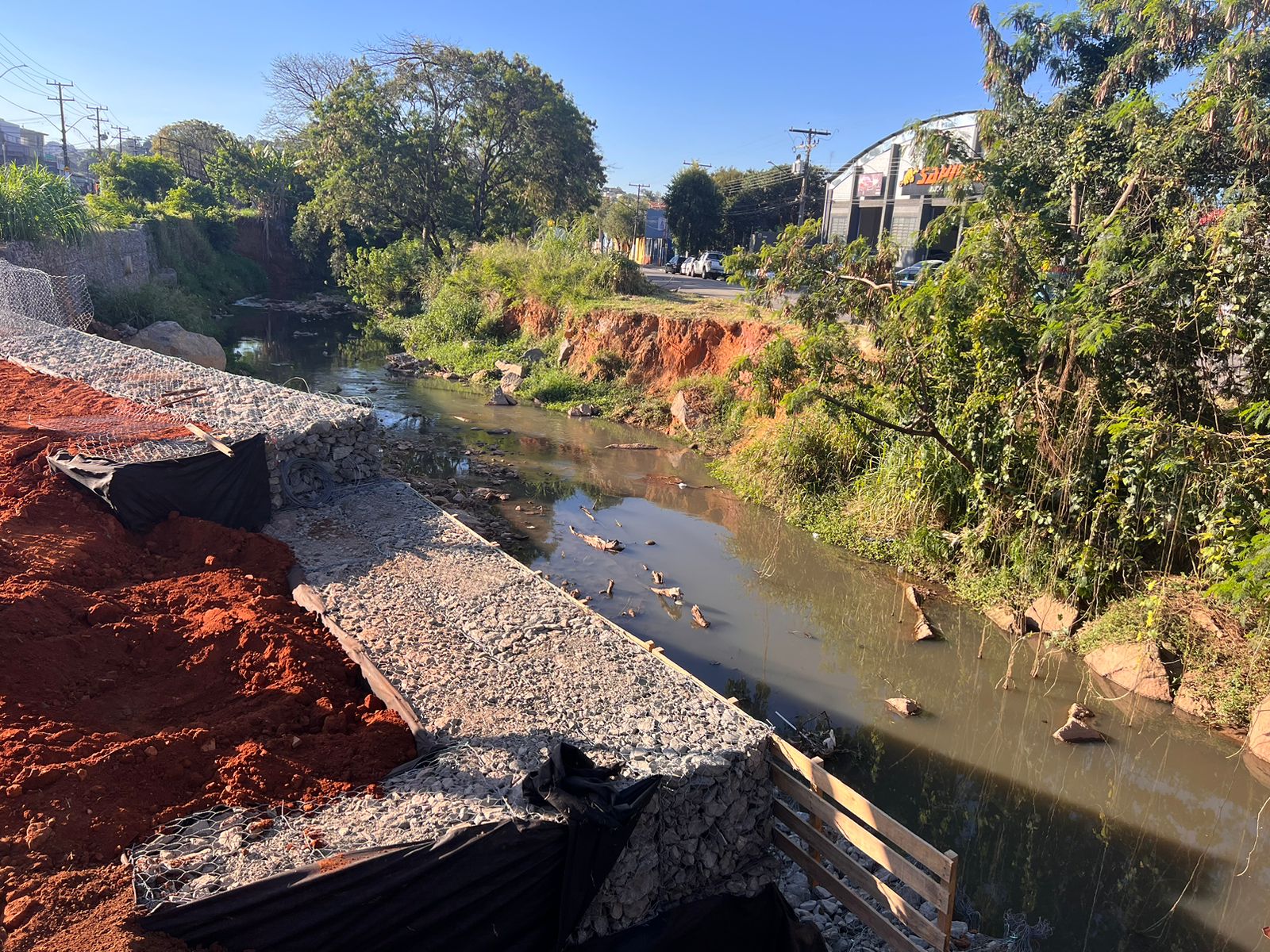 Obras do muro de gabi&atilde;o na Avenida dos Imigrantes chegam a 70% de conclus&atilde;o em Bragan&ccedil;a Paulista (1)