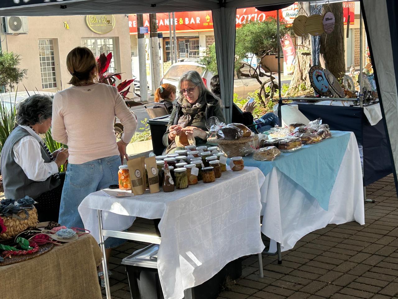 Feira &ldquo;Arte na Garagem&rdquo; movimenta a Pra&ccedil;a do Ros&aacute;rio neste s&aacute;bado c