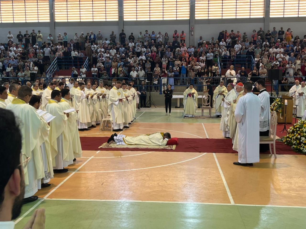 Ordenação episcopal reúne fiéis em celebração de fé e renovação Foto 03