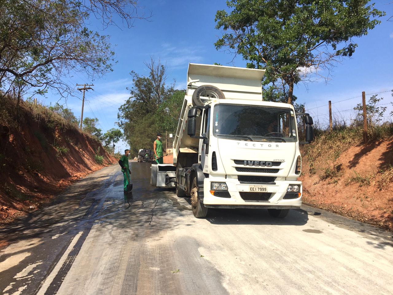 Aplicação de segunda camada de PMVP na estrada municipal Agostinho Salaroli Sobrinho, bairro Biriça do Valado2