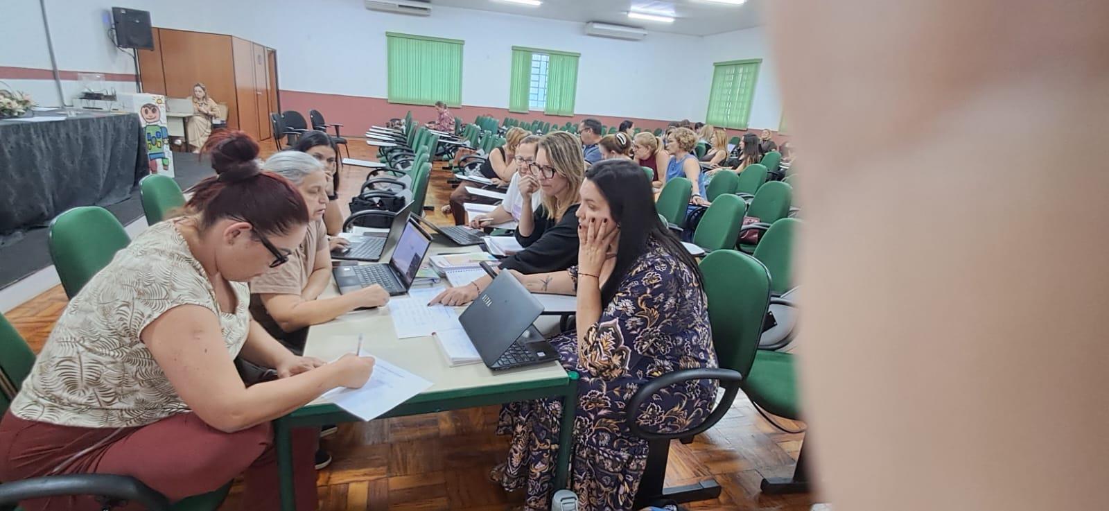 Rede municipal realiza encontro de forma&ccedil;&atilde;o para fortalecer ensino nas escolas Foto 03