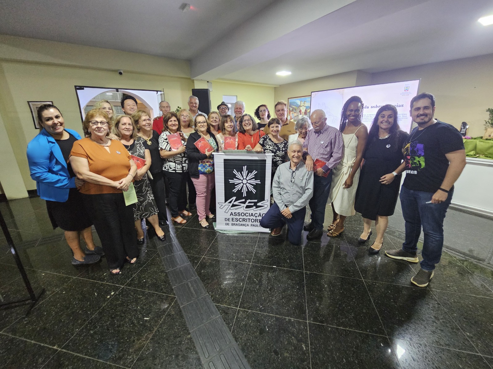 17.05.2024 ASES lança livro “Assombro e Encantamento” e inaugura a exposição das ilustra (4)