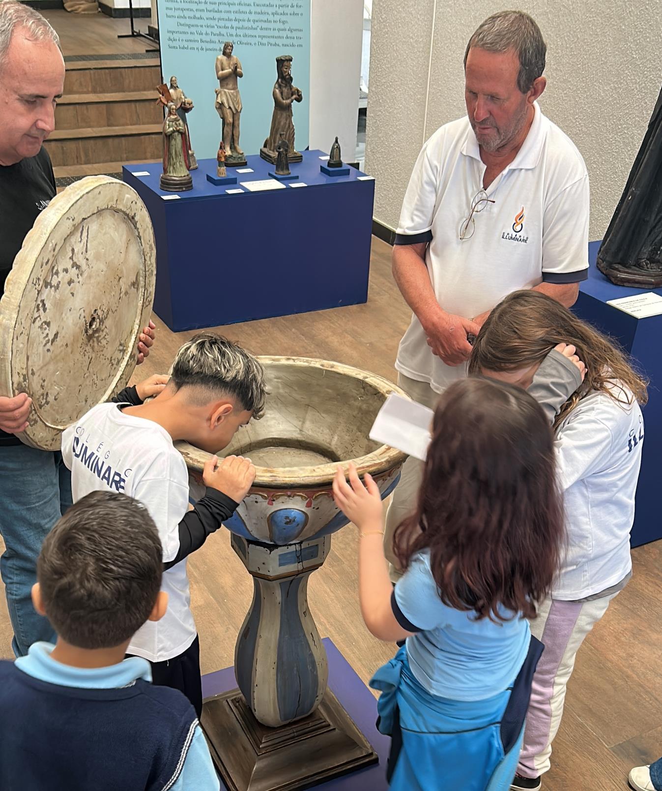 Alunos do Col&eacute;gio Iluminare visitam exposi&ccedil;&atilde;o Arte Sacra Para Ver e Se (4)