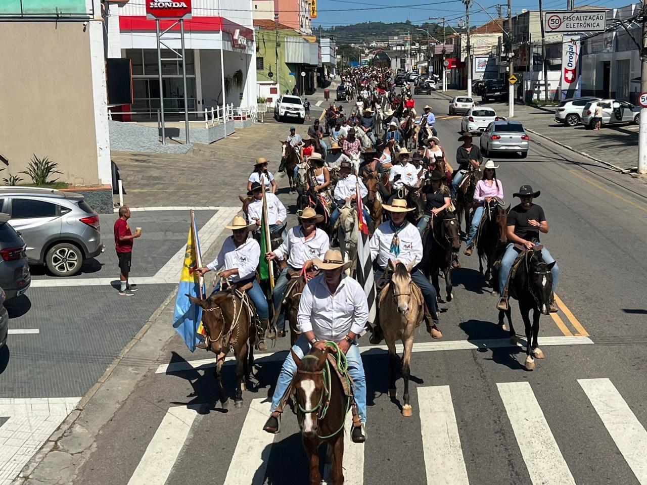 Tradi&ccedil;&atilde;o e cultura tomam conta das ruas com mais uma edi&ccedil;&atilde;o da Cavalhada (3)