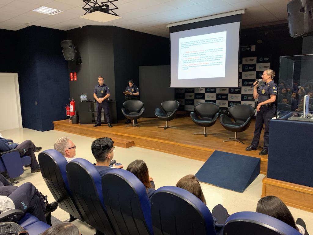 Equipe do Projeto Guardi&atilde; Maria da Penha realiza palestra na Associa&ccedil;&atilde;o Pequeno Mundo (2)