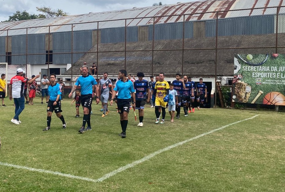 Entrada das equipes em campo